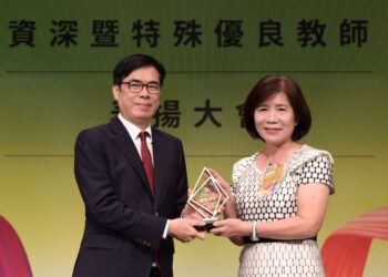 表揚資深暨特殊優良教師 陳其邁：感謝教師春風化雨一生奉獻教育 高市府努力減輕負擔讓教師無後顧之憂