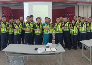 佳里警友辦事處贈反光背心 強化員警執勤安全