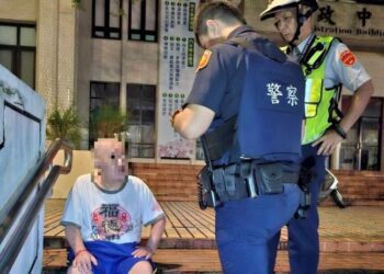 老翁迷途獨留校園內 長竹警暖心助返家