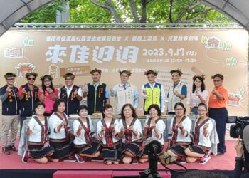 112年臺南市佳里區社區營造成果展~「來佳𨑨迌」 ，熱鬧登場，市長黃偉哲扮演1日「犯宣團長」超萌吸睛。