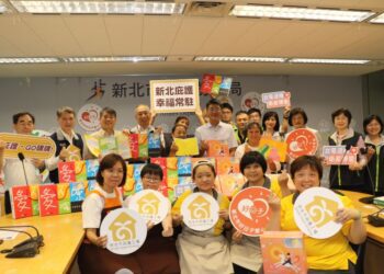 台電送電也送愛 新北小衛星據點小朋友以注音卡片和圖案表心意