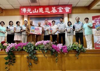 助竹市清寒學子課後溫飽 慈悲社福基金會贈2000張超商禮券