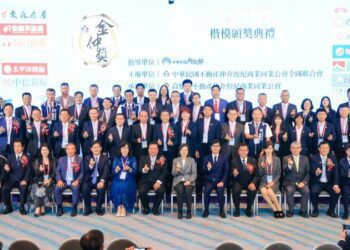 陪同總統表揚房仲業奧斯卡「金仲獎」 陳其邁肯定業者豐富資歷經驗 期盼攜手加速城市建設