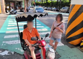 翁遇代步車顧路初體驗 波力出動來解圍