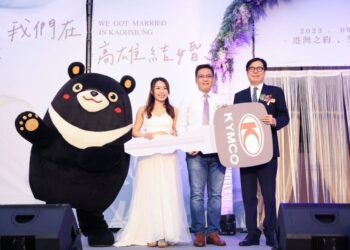 112年高雄市民集團婚禮 陳其邁率新郎宣讀愛情宣言、新人永浴愛河