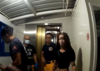 妙齡女子受困電梯 警消即刻救援脫困