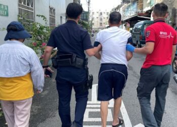 老翁外出體力不支不慎跌倒擦傷 興安暖警助返家