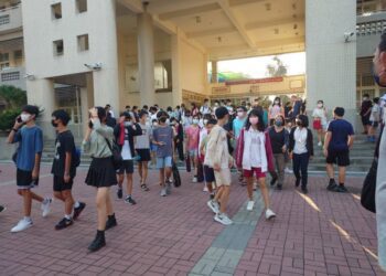 台南市112年國中數學競賽熱鬧登場，佳里考場秩序良好，佳里警分局到場反毒宣導。