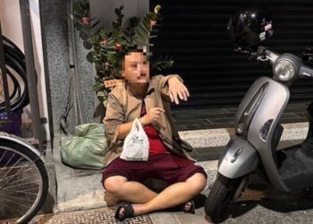 男子半夜蹲坐路旁 北門暖警平安送返家