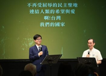 出席醫生詩人新書分享會 陳其邁與曾貴海同台朗讀、與市民分享詩作之美
