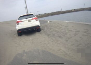 民眾駕車觀海受困海埔沙地 學甲勇警奮力推車助脫困