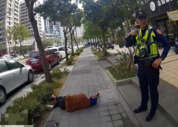 立委服務處前男子形跡可疑 警攔查突倒地不起