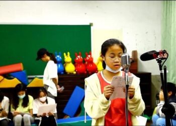 竹縣北埔國小攜手數位機會中心 錄製雙語導覽介紹北埔老街