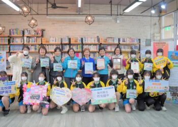 竹縣女童軍會送愛悅讀活動 竹北國中贈書