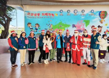 佳里區佳里國小校長王聖欽巧扮聖老送禮物，小朋友驚喜。