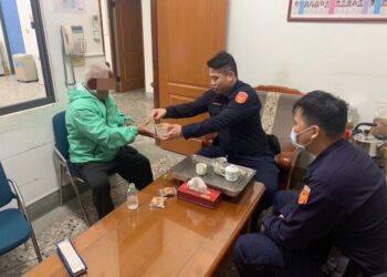 老翁寒冬尋親迷途 學甲警暖送熱食助返家