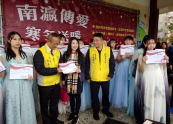 台南市新營南光高中公益展演熱鬧登場，募集物資助弱勢送暖，獲好評。