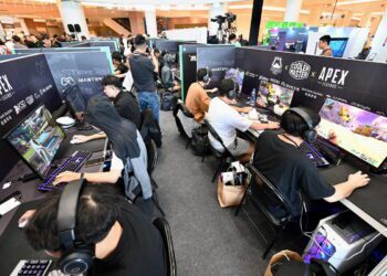 2023高雄電競大師盃最終決戰 陳其邁扮APEX暗碼士體驗賽事