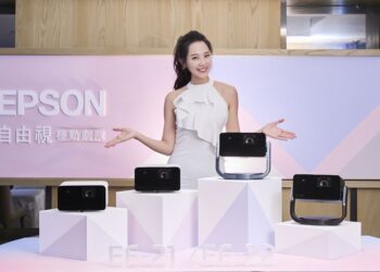 顏值、畫質同步進化 智慧校正與多角度腳架，Epson 首推玫瑰粉行動娛樂投影機
