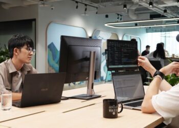 打造雙螢行動辦公室，華碩聯手 JustCo 開創高效多工新視界