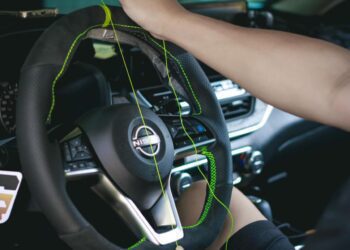 台中車友好評推薦方向盤改裝！客製化方向盤擁有完美手握感