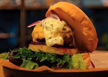 台南隱藏版澳式手作漢堡店 市區秒變露營秘境 沉浸澳洲在慵懶氛圍