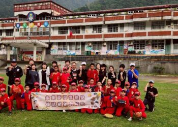 沙發先生家居遠赴台中偏鄉小學，與德芙蘭學童共築設計與棒球夢
