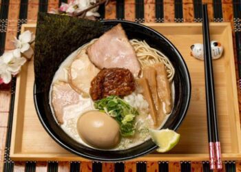 板橋拉麵推薦！在地人激推濃厚系湯頭 免費加麵吃超飽