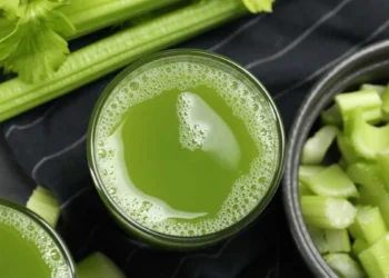 西芹汁風潮下，慢性腎臟病患者該如何安全飲食？營養師提醒：勿輕易跟風