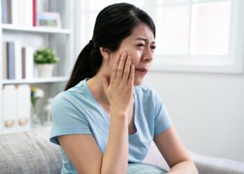 Dcard熱議牙齦萎縮原因 康智為牙醫師教你食補應對
