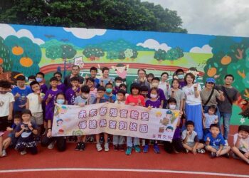 開藝設計何政熹總監走進偏鄉，與台中明正國小學童共繪夢想藍圖