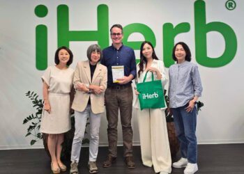 范琪斐美國上工「高年級實習生」 挑戰 iHerb物流員48小時大開眼界