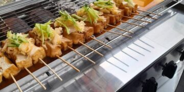 台東港式臭豆腐 外酥內嫩炭火堅持 烤出一塊塊記憶裡味道