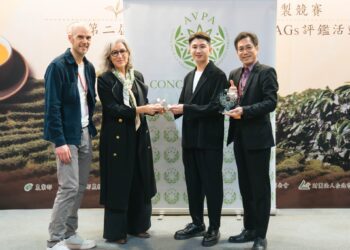 阿里山茶再登國際舞台 洪崇倫法國AVPA世界茶葉大賽奪金銀雙獎