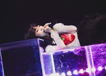 白安躺台上開唱！將舞台變成她的私密臥室：「希望有回家的感覺」