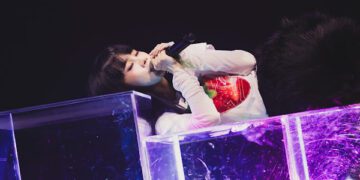 白安躺台上開唱！將舞台變成她的私密臥室：「希望有回家的感覺」