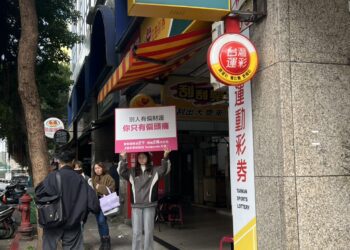 太有梗！foodpanda年前彩券行、廟口舉牌引熱議　跑一單送2千還能抽2萬