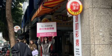 太有梗！foodpanda年前彩券行、廟口舉牌引熱議　跑一單送2千還能抽2萬