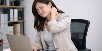 久坐族的隱性風險：你的腰痠背痛不是「小事」　而是健康警訊