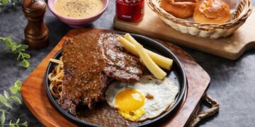 高雄瑞豐夜市必吃原肉牛排 厚切飽滿肉汁 搭配酥皮濃湯超滿足