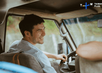 鳳小岳親駕老爺車竟「現場拋錨」 葉全真敬業「蒼白變形」