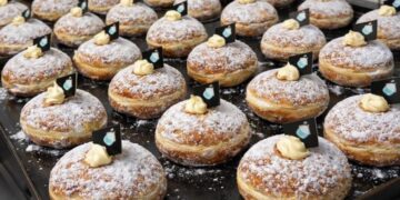 基隆必吃甜點 手作研磨開心果生乳甜甜圈 一口爆漿超滿足