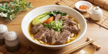 米其林必比登推薦 新竹城隍廟必吃牛肉麵 中藥熬煮湯頭超甘甜