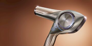 脆上熱議「日系精緻髮感」日本人氣品牌 ReFa 登台 網友實測：吹完真的差很多