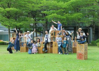 國美館兒藝基地兒童月「遊色場：混色×循環站」邀請親子做蠟筆、玩創作