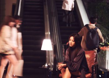丁噹〈曾經如今〉MV「夜遊」台北101   化身為愛情說書人靠涼感眼藥水提神