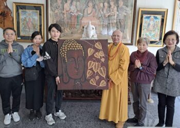 以畫傳法、以愛謝師！自閉症畫家魏廷亘贈巨作 石英砂畫「佛陀與菩提」謝法師栽培