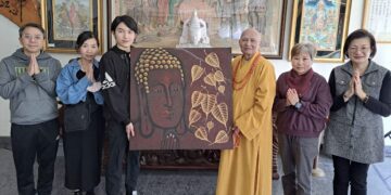 以畫傳法、以愛謝師！自閉症畫家魏廷亘贈巨作 石英砂畫「佛陀與菩提」謝法師栽培