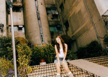 百萬 YouTuber 金針菇跨界發舞曲〈啊金價〉 以外國人視角捕捉台式崩潰日常