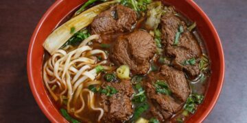 崙背必吃美食推薦 中藥蔬果湯頭牛肉麵 配大骨湯與滷味剛剛好